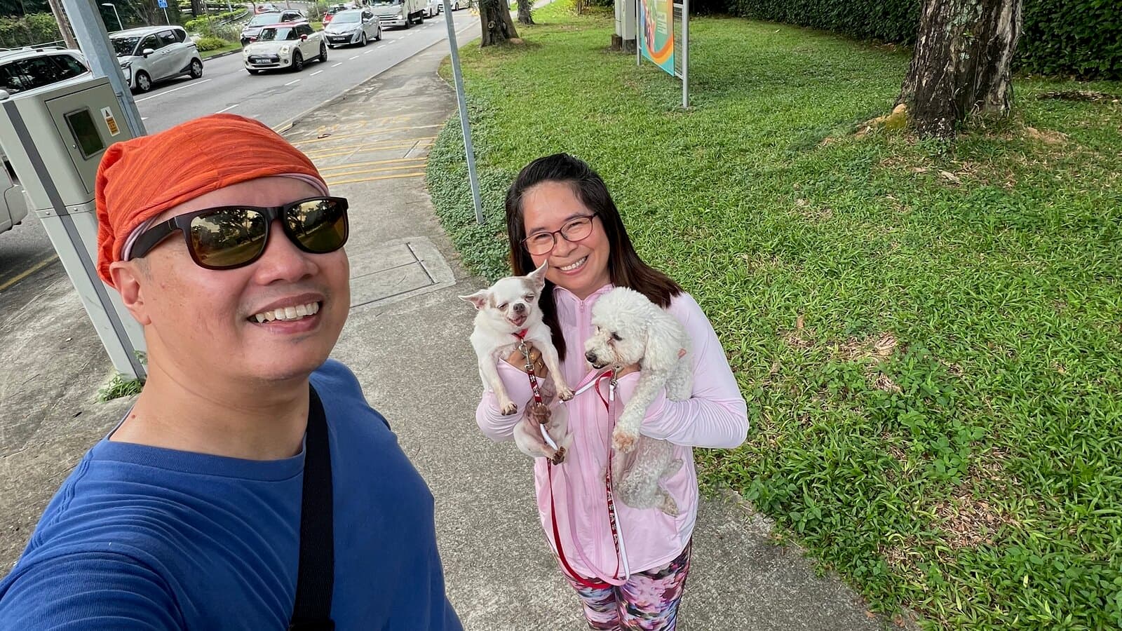 Si Jeff ng FIS kasama si Ate Leni at ang dalawang puting rescue dog niya sa Marine Parade Road, Singapore