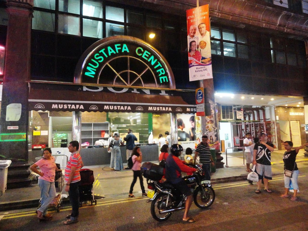 Mustafa Centre, Little India, Singapore, major destination for buying gold jewellery in SG