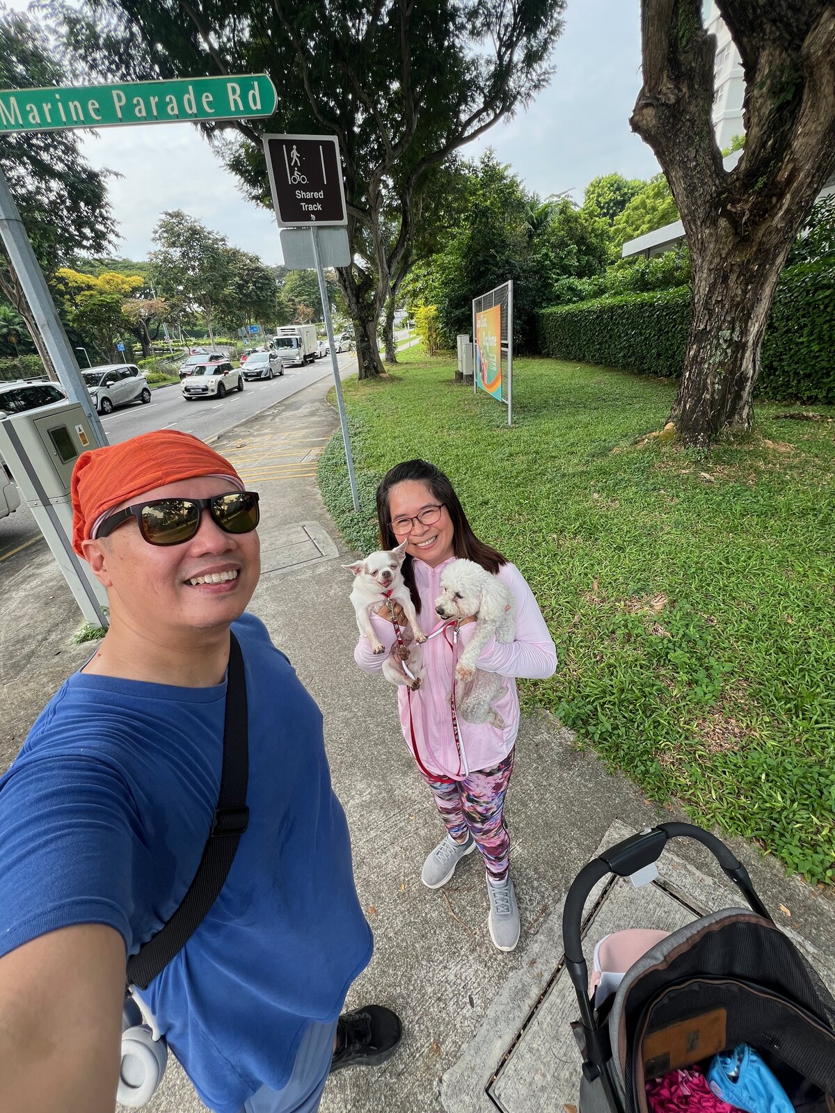 Si Jeff ng FIS kasama si Ate Leni at ang dalawang rescue dog niya sa Marine Parade Road